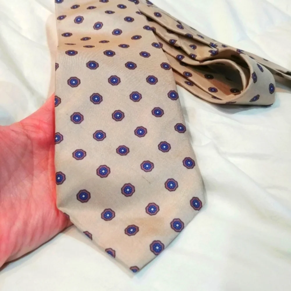 Vintage Valentino 100% Italian silk, Cream With Small Spots Pattern tie